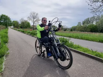 Mit dem Handbike unterwegs auf der asphaltierten Strecke