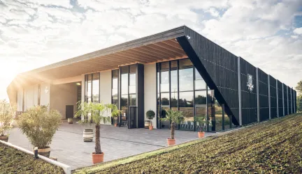 Zu sehen ist die Außenansicht des Weinguts Bergdolt-Reif & Nett in Neustadt-Duttweiler.