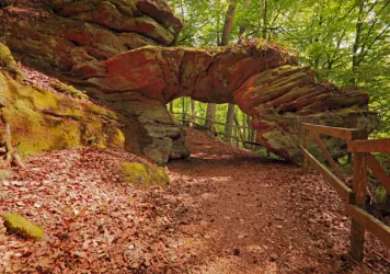 Felsentor auf dem Felsenwald-Wanderweg