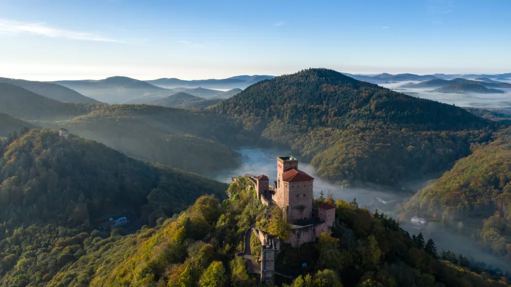 Die Burg Trifels thront auf den Bergkuppen des Pfälzerwaldes