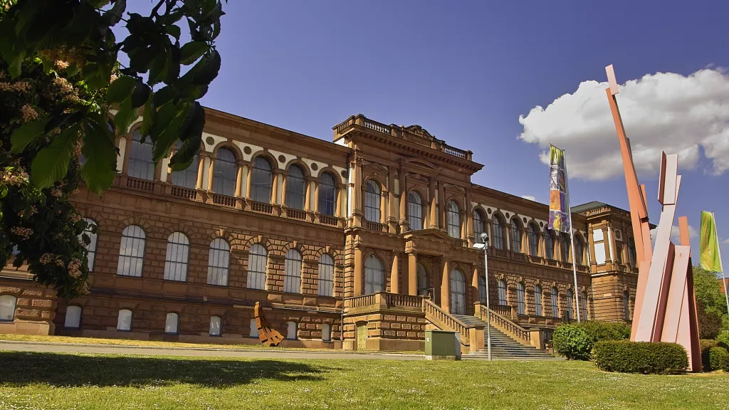 großes Sandsteingebäude - die Pfalzgalerie in Kaiserslautern