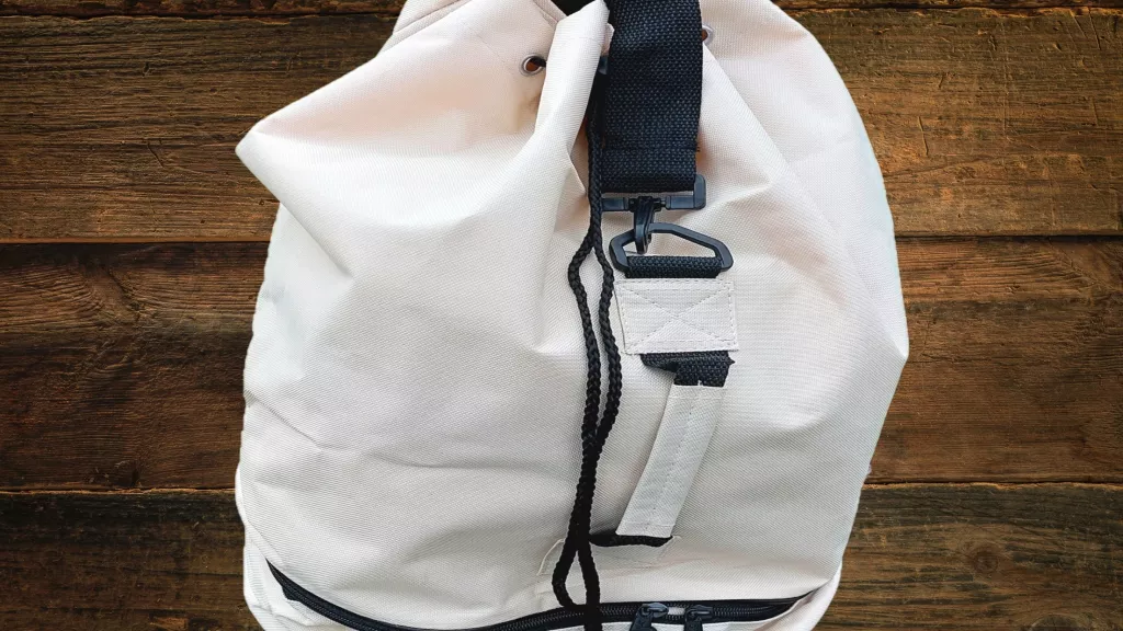 beiger Matchsack - eine Tasche mit Trageriemen