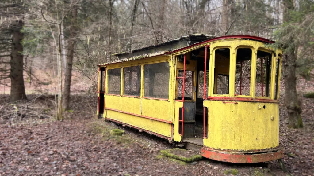 Ein alter Straßenbahnwagon mitten im Wald 