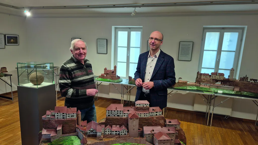 Kurt Stuck (l.) widmet sich dem „Burgenbau im Kleinformat“: Hier steht er mit Dr. Sven Gütermann am Modell der Burg Drachenfels. 