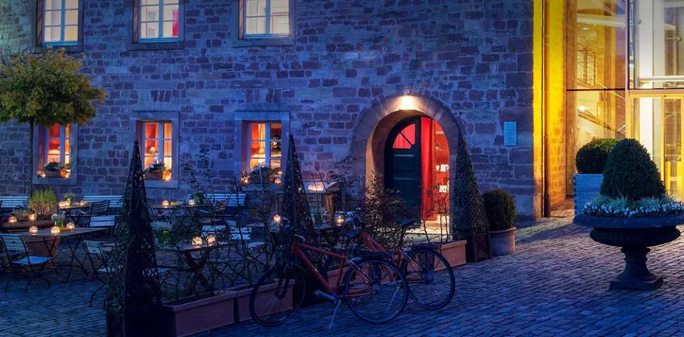 ein hell erleuchtetes Pfälzer Hotel lädt als Unterkunft für einen Urlaub ein