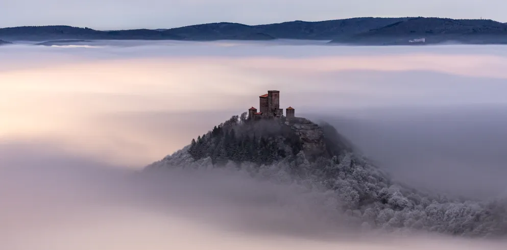 Reichsburg Trifels im Winterdunst