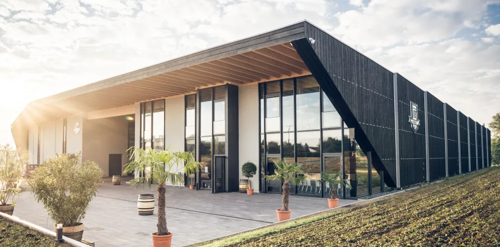 Zu sehen ist die Außenansicht des Weinguts Bergdolt-Reif & Nett in Neustadt-Duttweiler.