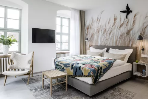 neu gestaltetes helles Hotelzimmer mit großmotiviger Fototapete mit Gräsern im Hotel Kloster Hornbach bei Pirmasens