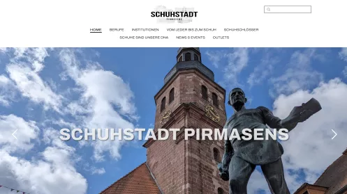 Schriftzug Schuhstadt Pirmasens im Hintergrund ist ein Rathausturm aus Sandsteinen zu sehen