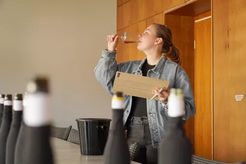 Denise bei der Blindverkostung für das Pfalzclub-Magazin