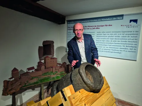 Dr. Sven Gütermann fährt große Geschütze auf - nämlich den weltweit größten erhaltenen gusseisernen Mörser des Mittelalters.