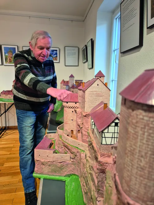 Maßgenauigkeit und Details sind Modellbauer Klaus Stuck bei  seinen Burgen wichtig. 