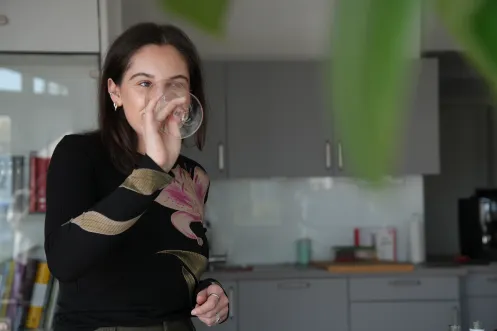 Die Pfälzische Weinkönigin Anna Antonia Cölsch testet verschiedene Roséweine