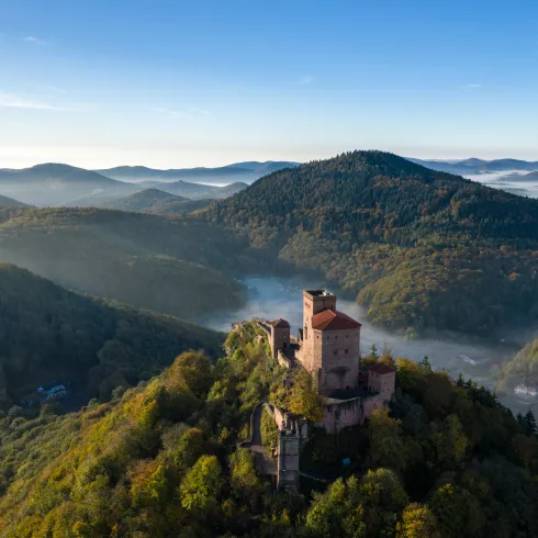 Die Burg Trifels thront auf den Bergkuppen des Pfälzerwaldes