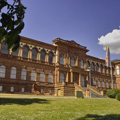 großes Sandsteingebäude - die Pfalzgalerie in Kaiserslautern