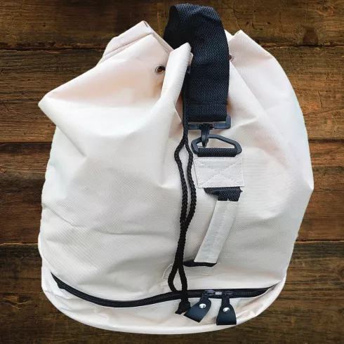 beiger Matchsack - eine Tasche mit Trageriemen