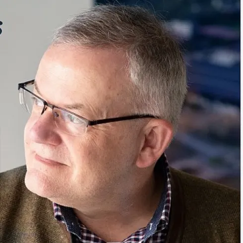 Hans-Jörg Friedrich, ein Mann mit grauen Haaren und Brille im braunen Jacket und karierten Hemd, ist Pfalzmarkt Vorstandsvorsitzender