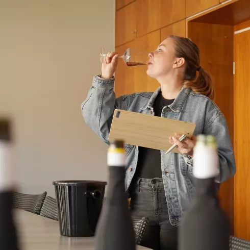 Denise bei der Blindverkostung für das Pfalzclub-Magazin